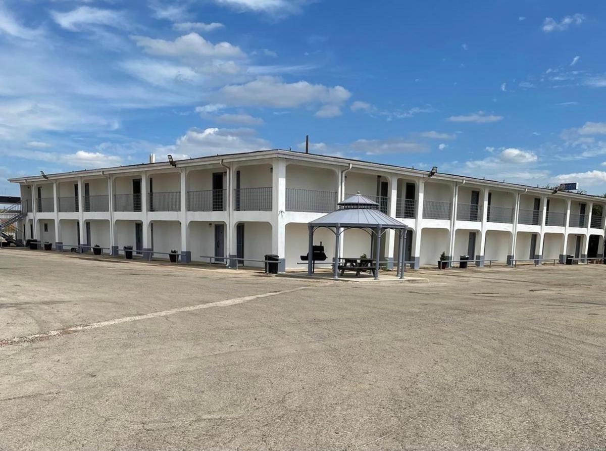 Dilley Executive Inn Екстериор снимка